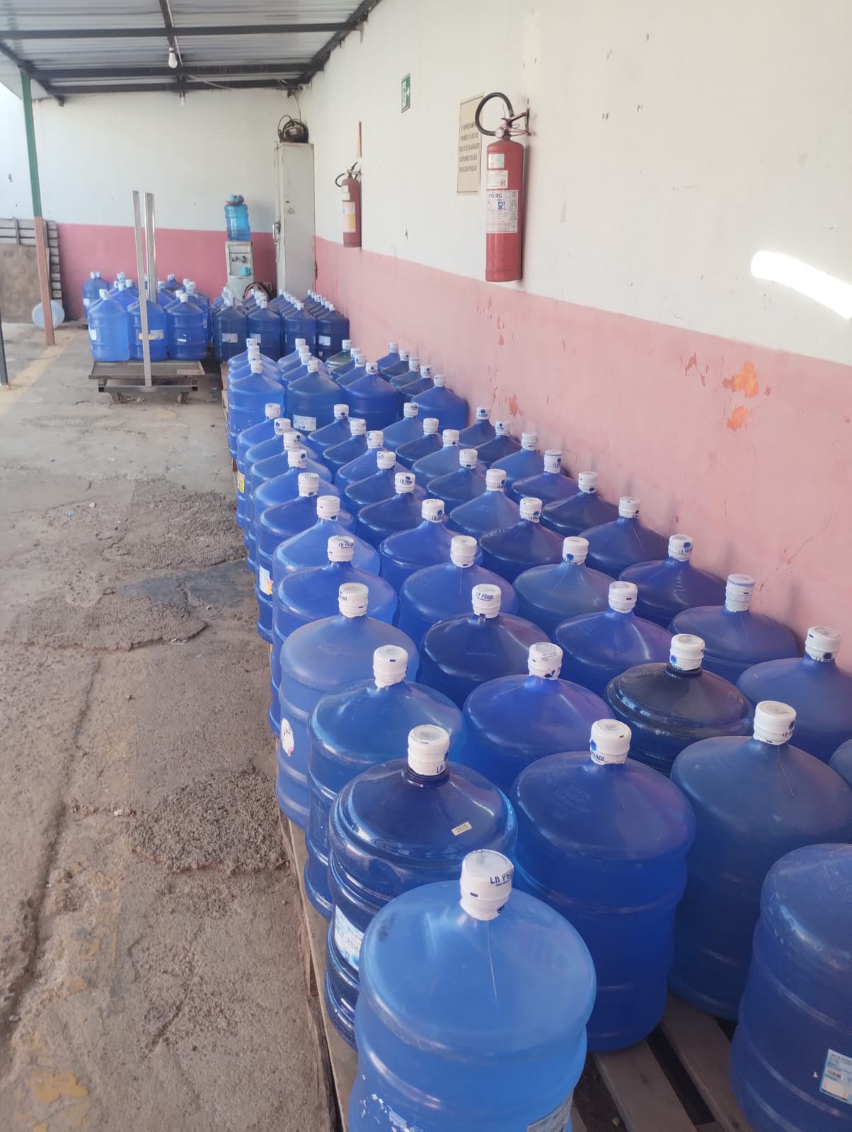 Galões de água mineral 20 litros da Diná Gás